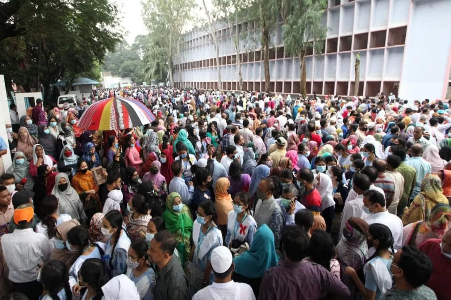 পরীক্ষাকেন্দ্রের বাইরে জনসমুদ্র