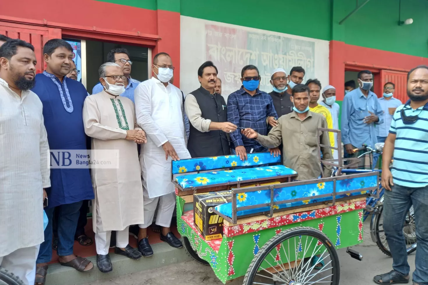 ফেসবুকে পোস্ট দেখে ভ্যান-রিকশা উপহার দিলেন হুইপ স্বপন