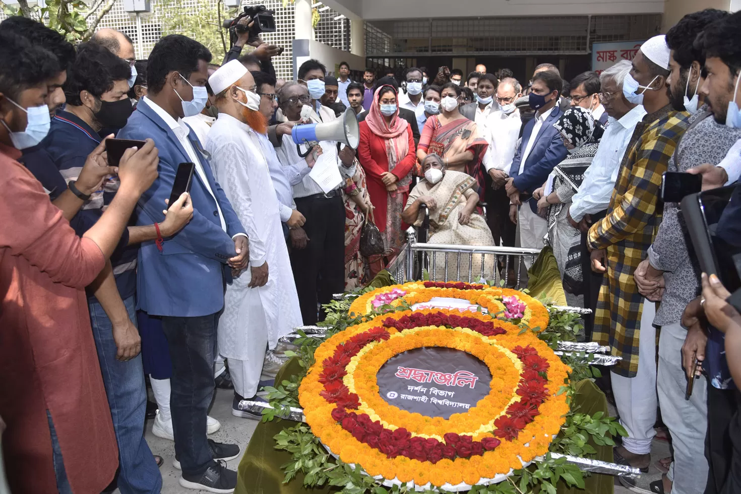 হাসান আজিজুল হক যে কারণে সমাহিত গ্রন্থাগারের সামনে