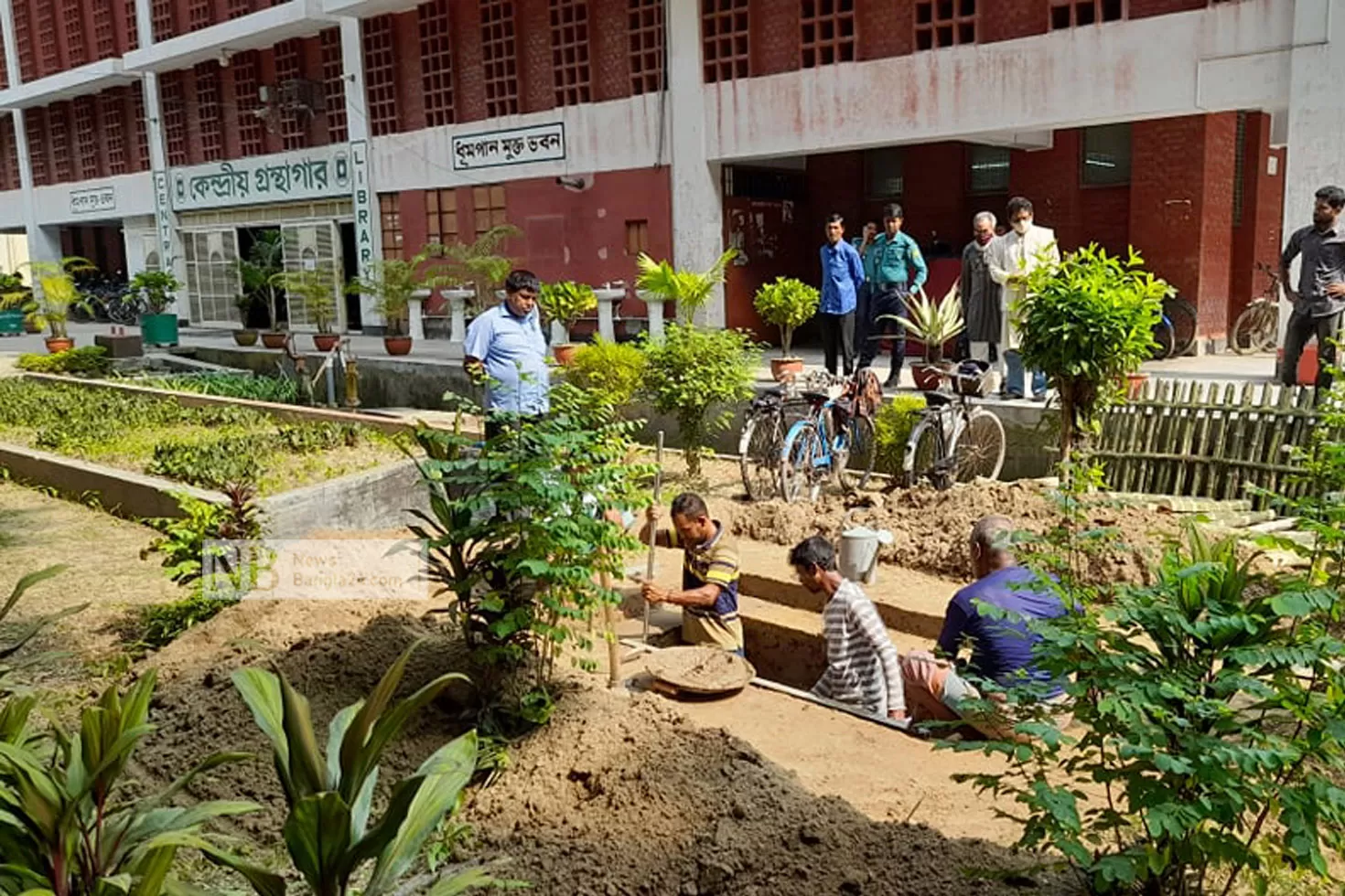 স্ত্রীর-পাশে-নয়-হাসান-আজিজুলের-দাফন-রাবি-গ্রন্থাগারের-সামনে