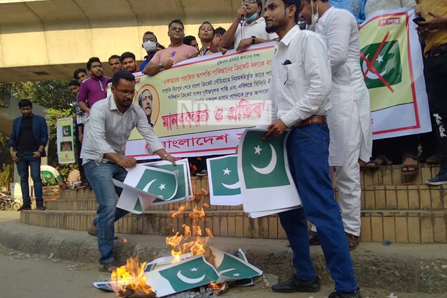 অনুশীলনের-সময়-পাকিস্তানের-পতাকা-ওড়ানোর-প্রতিবাদ-পতাকা-পুড়িয়ে