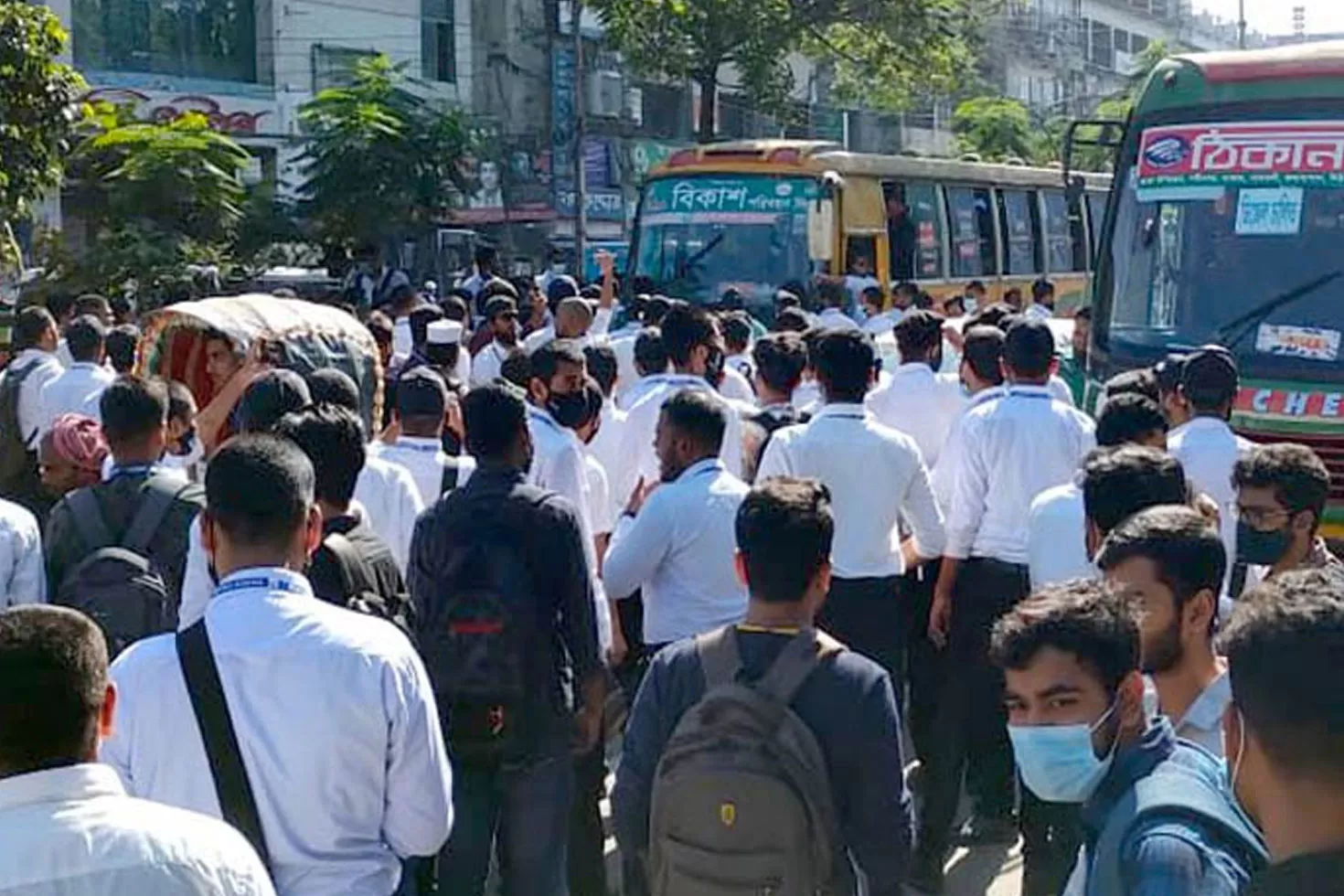 বাসে ছাত্রদের হাফ ভাড়া বাস্তবায়নের আশ্বাস স্বরাষ্ট্রমন্ত্রীর