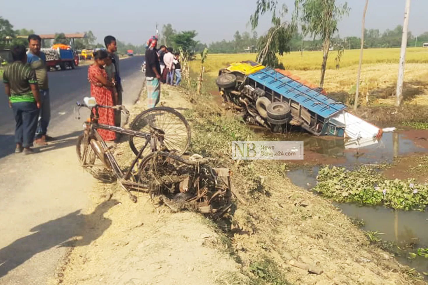 ট্রাকের ধাক্কায় ধানবোঝাই ভ্যানের চালক-যাত্রী নিহত