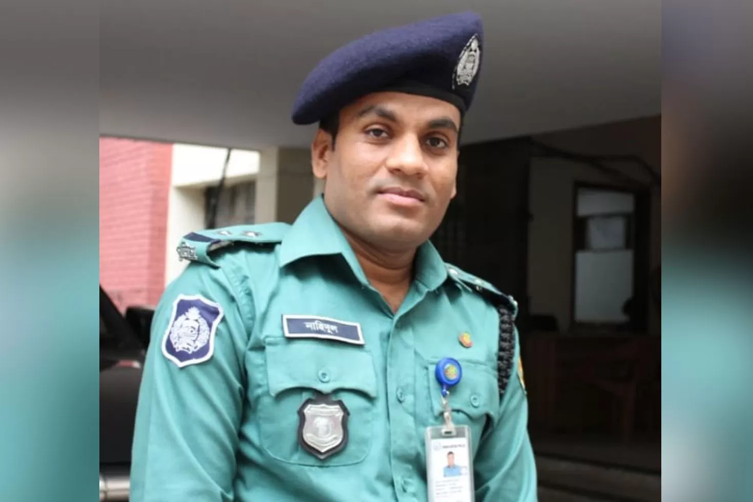 জবি শিক্ষার্থীর বুকে পা চেপে ধরার অভিযোগ পুলিশের বিরুদ্ধে