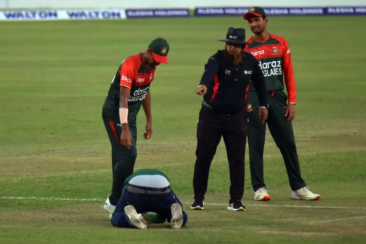 বায়োবাবল ভেঙে দর্শক মাঠে
