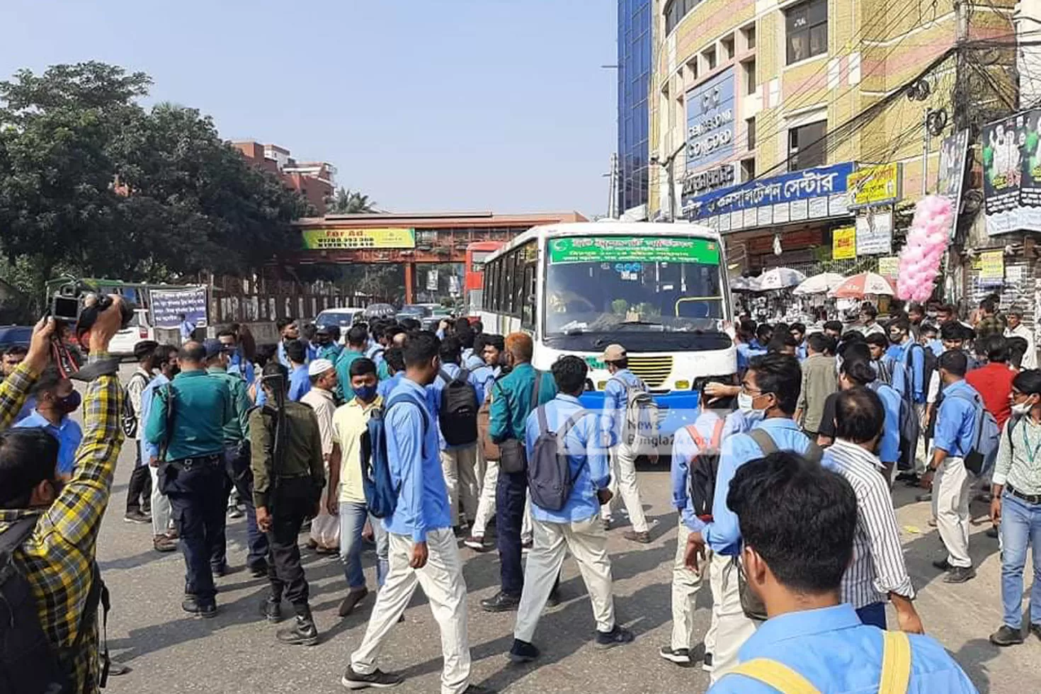 হাফ পাসের দাবিতে শিক্ষার্থীরা রাস্তায়, বাস ভাঙচুর