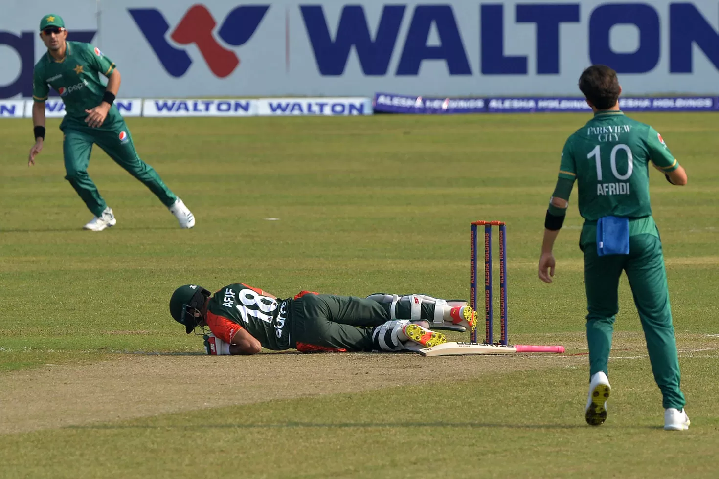 আফিফকে অকারণে বল মারায় আফ্রিদির সাজা