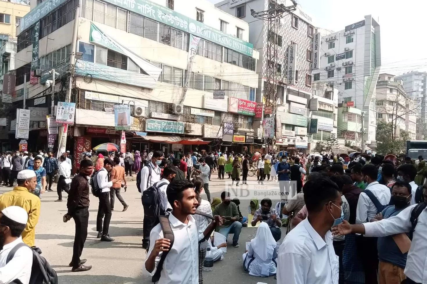 হাফ-ভাড়ার-দাবিতে-মোহাম্মদপুরে-শিক্ষার্থীদের-অবস্থান