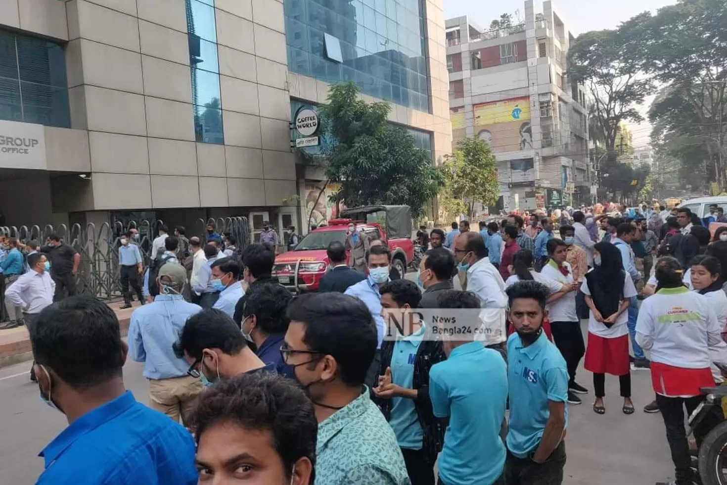 ধানমন্ডিতে মীনা বাজারের ভবনে আগুন