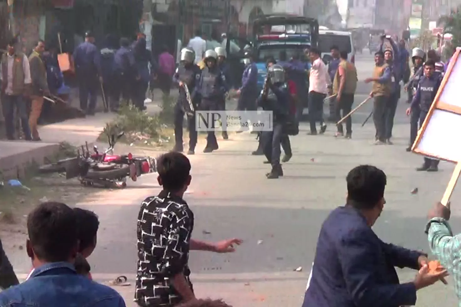 নাটোরে পুলিশ-বিএনপি সংঘর্ষ, সাংবাদিকসহ আহত ২০