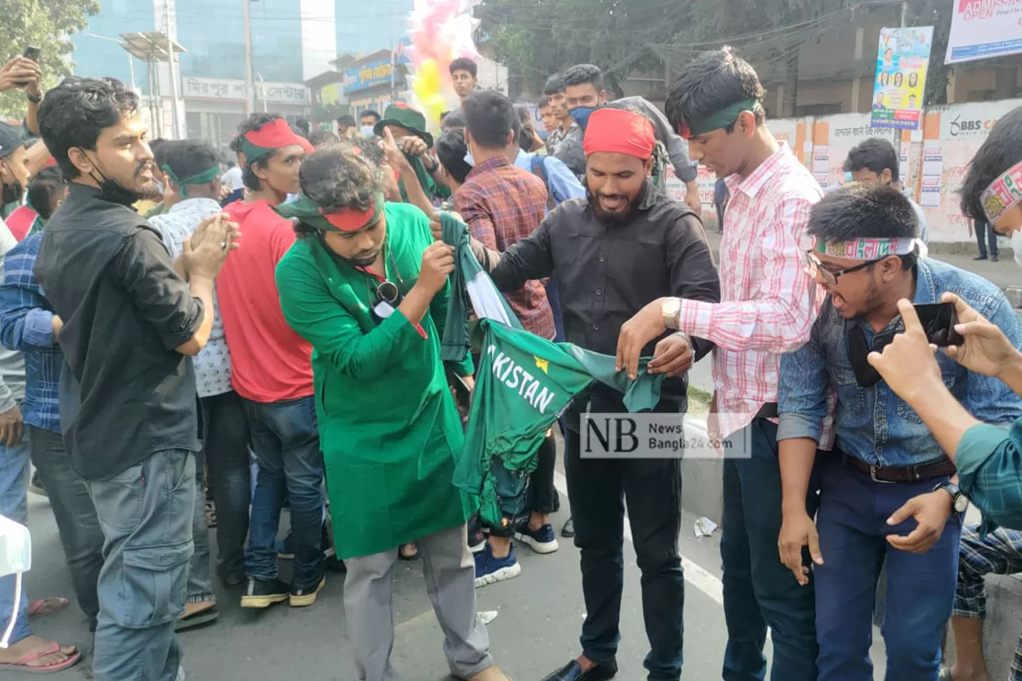 প্রতিরোধের ঘোষণায় ‘পাকিস্তান সমর্থক’ বাংলাদেশিরা উধাও