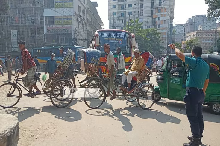 সদরঘাট রুটে জগন্নাথ ছাত্রদের অর্ধেক ভাড়া মেনে নিল বাস