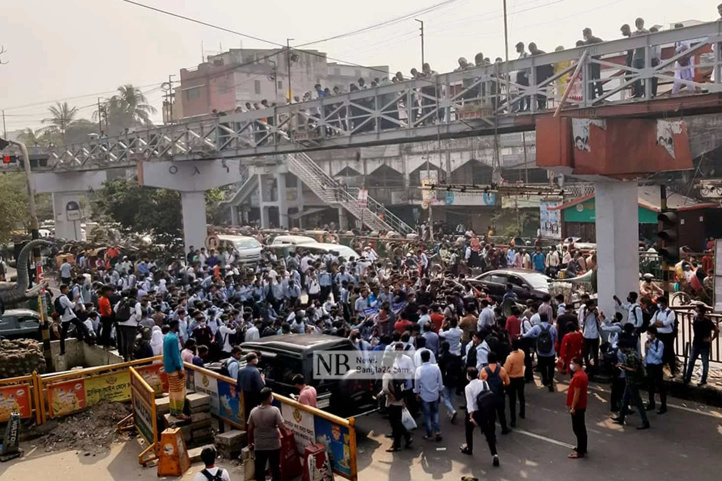 হাফ ভাড়ার দাবিতে সায়েন্সল্যাবে ছাত্রদের বিক্ষোভ