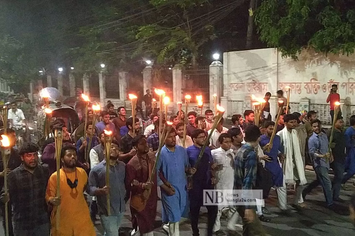 ‘কমিশন পায় ছাত্রলীগ, তাই হাফ ভাড়ার আন্দোলনে হামলা’