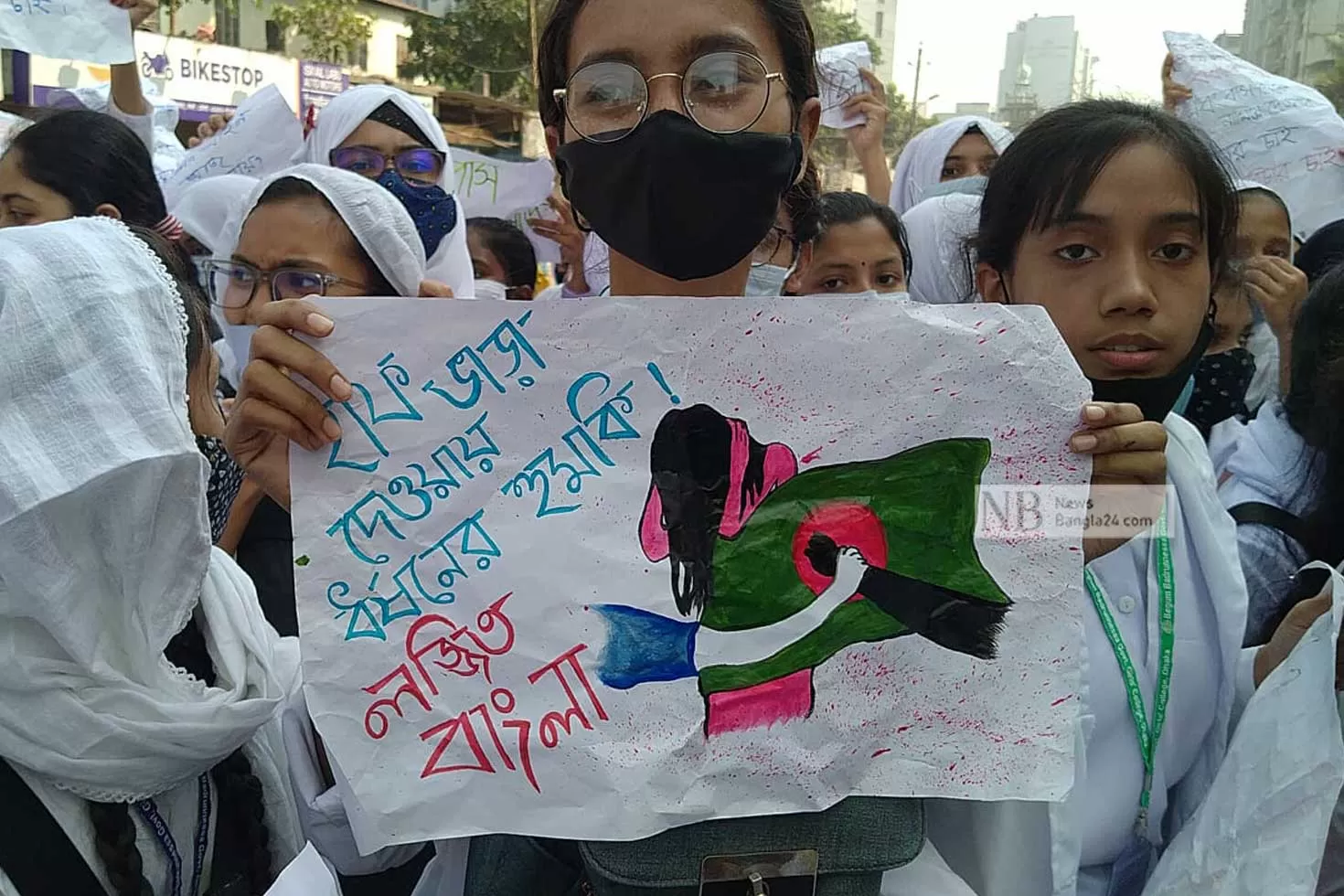 ধর্ষণের হুমকি: বাসচালক ও সহকারী কারাগারে