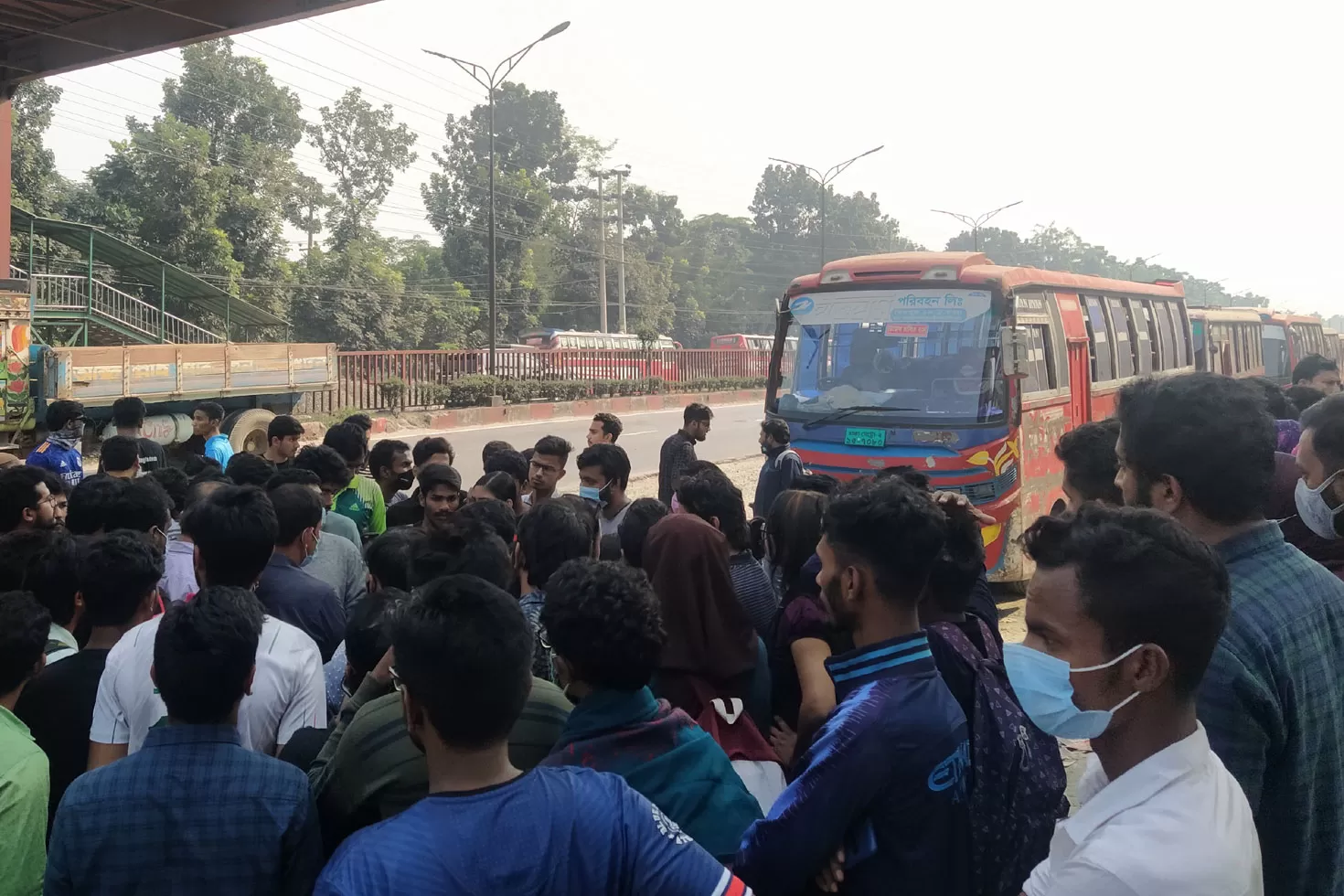হাফ ভাড়া নিয়ে জাবি ছাত্রীকে হয়রানি, বাস আটক