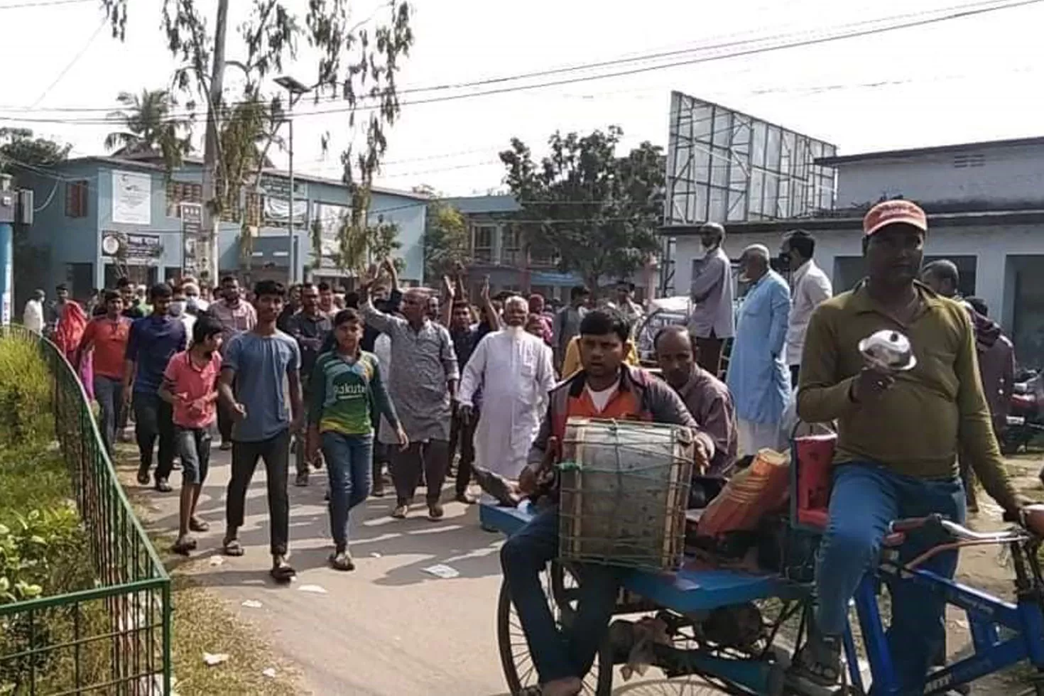 ব্যান্ড বাজিয়ে মনোনয়ন জমা দিলেন চেয়ারম্যান