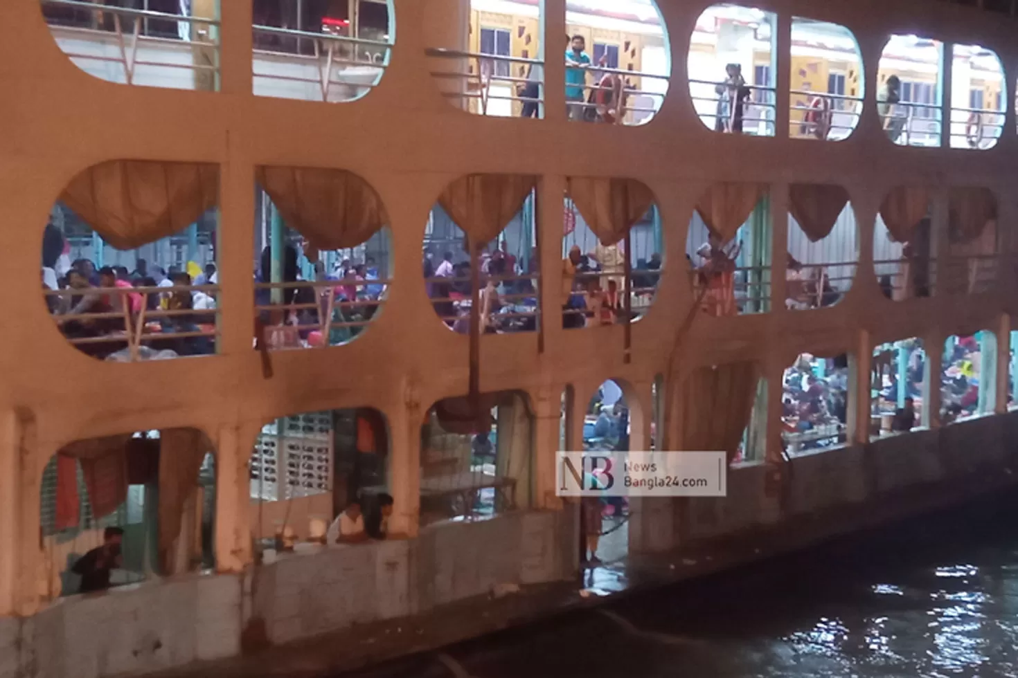 ভরা লঞ্চে ভাড়া রেটে, ফাঁকা হলেই কম