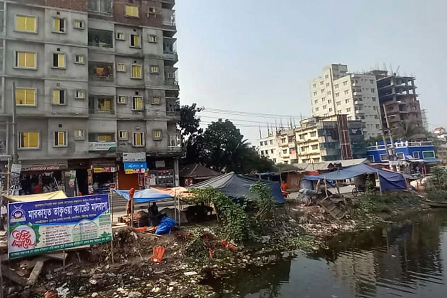 বিস্ফোরণ: জীবন বাঁচাতে দুই যুবকের পুকুরে ঝাঁপ