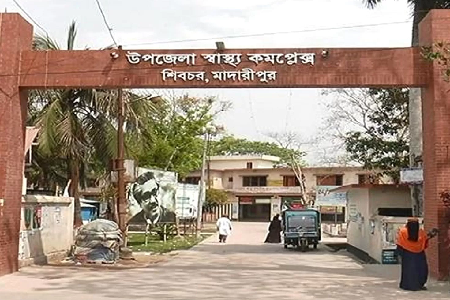 স্বাস্থ্য কমপ্লেক্সের ভেতরেই রোগীদের নিয়ে দালালদের টানাহ্যাঁচড়া
