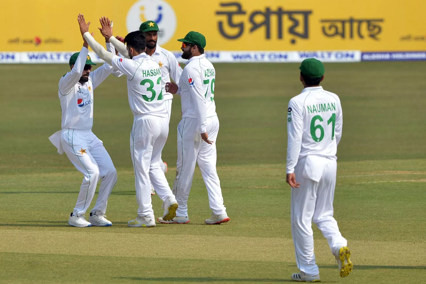 নিয়মিত উইকেট হারিয়ে বিপদে বাংলাদেশ