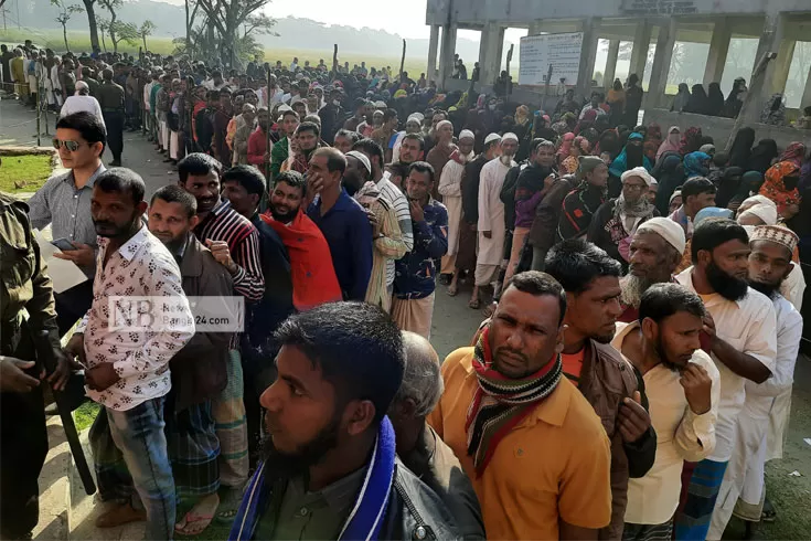 শীত উপেক্ষা করে চরফ্যাশনে ভোটারদের লাইন