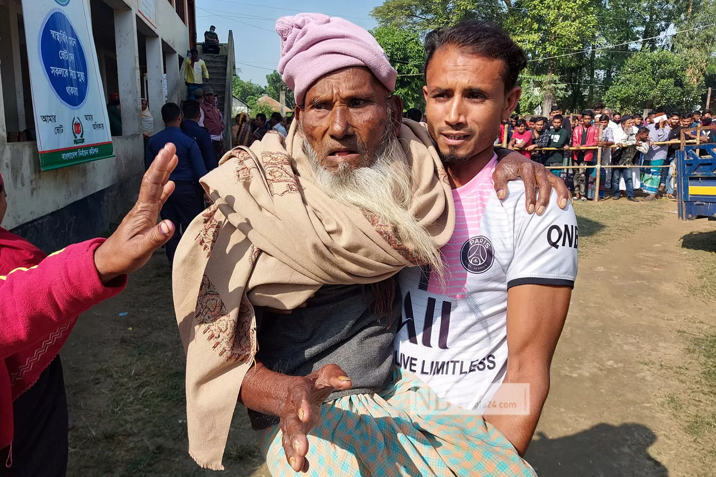 নাতির কোলে চড়ে ভোটকেন্দ্রে ৯০ বছরের বারেক