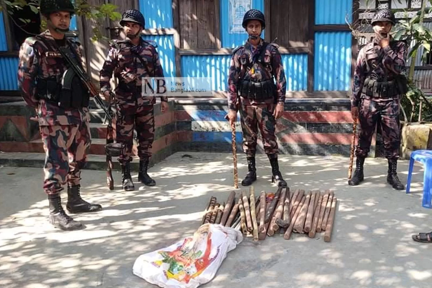 কেন্দ্রে ককটেল বিস্ফোরণ, ১ ঘণ্টা ভোট বন্ধ