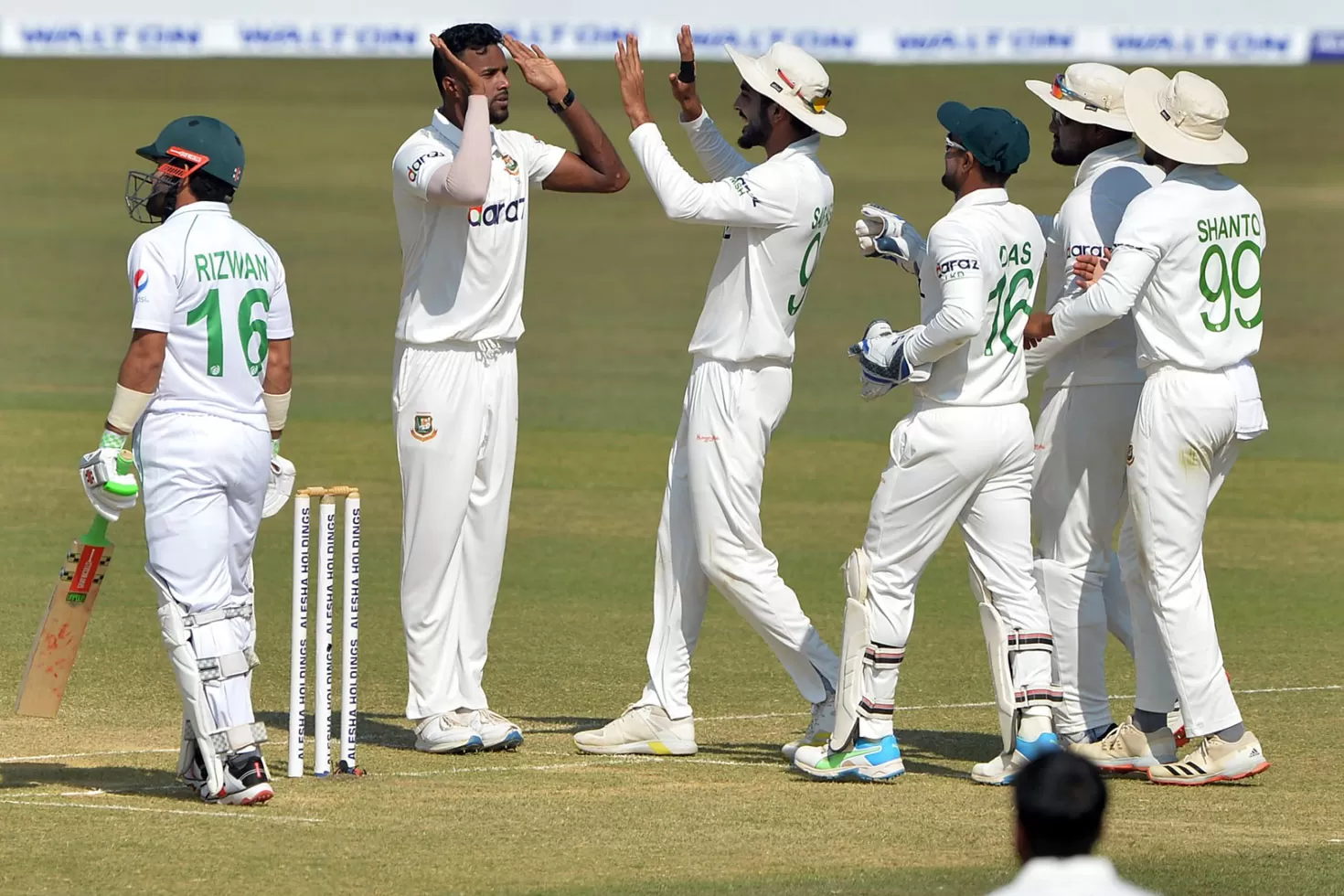 বিরতির পর এবাদতের আঘাত