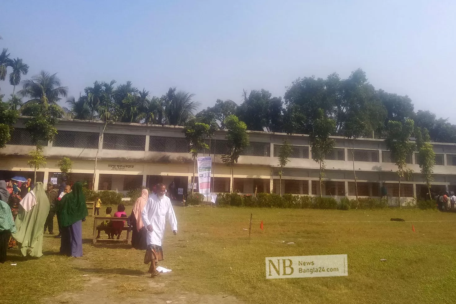 ইভিএমে আঙুলের ছাপ না আসায় হাত ধুচ্ছেন ভোটাররা