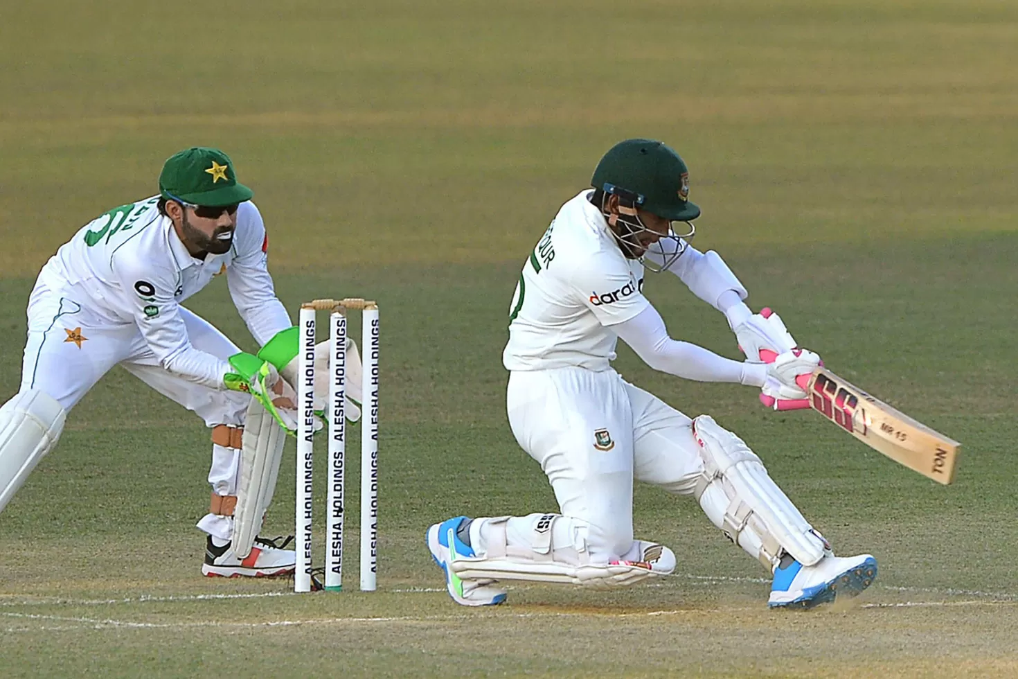 ১৪ উইকেটের দিন শেষে এগিয়ে বাংলাদেশ