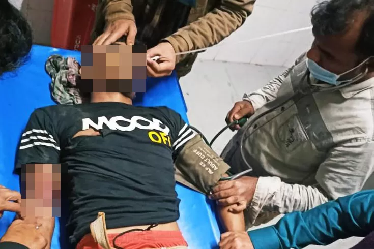 নববধূকে নিয়ে ফেরার পথে মাইক্রোবাস থেকে বরের লাফ