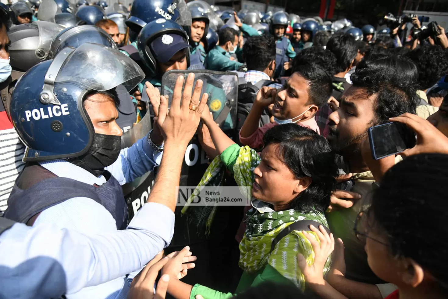 হাফ পাসের দাবিতে শাহবাগে ৮ ছাত্র সংগঠন, পুলিশের বাধা