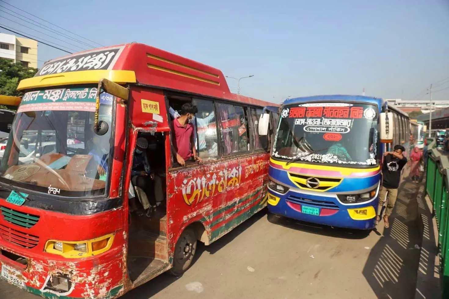 দক্ষিণ ঢাকায় রুট পারমিটবিহীন বাসের বিরুদ্ধে অভিযান