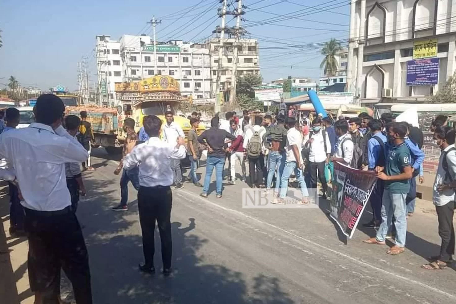 সাভারে স্কুলছাত্রকে গাড়িচাপা, সড়ক অবরোধ