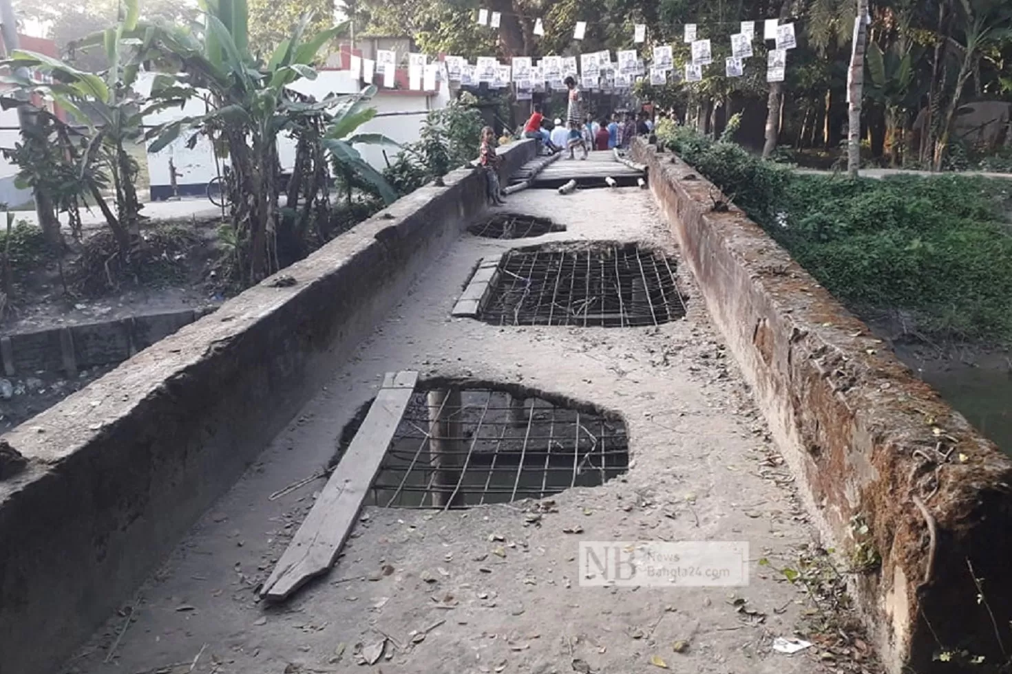 কংক্রিটের সেতুতে বাঁশ দিয়ে চলাচল 