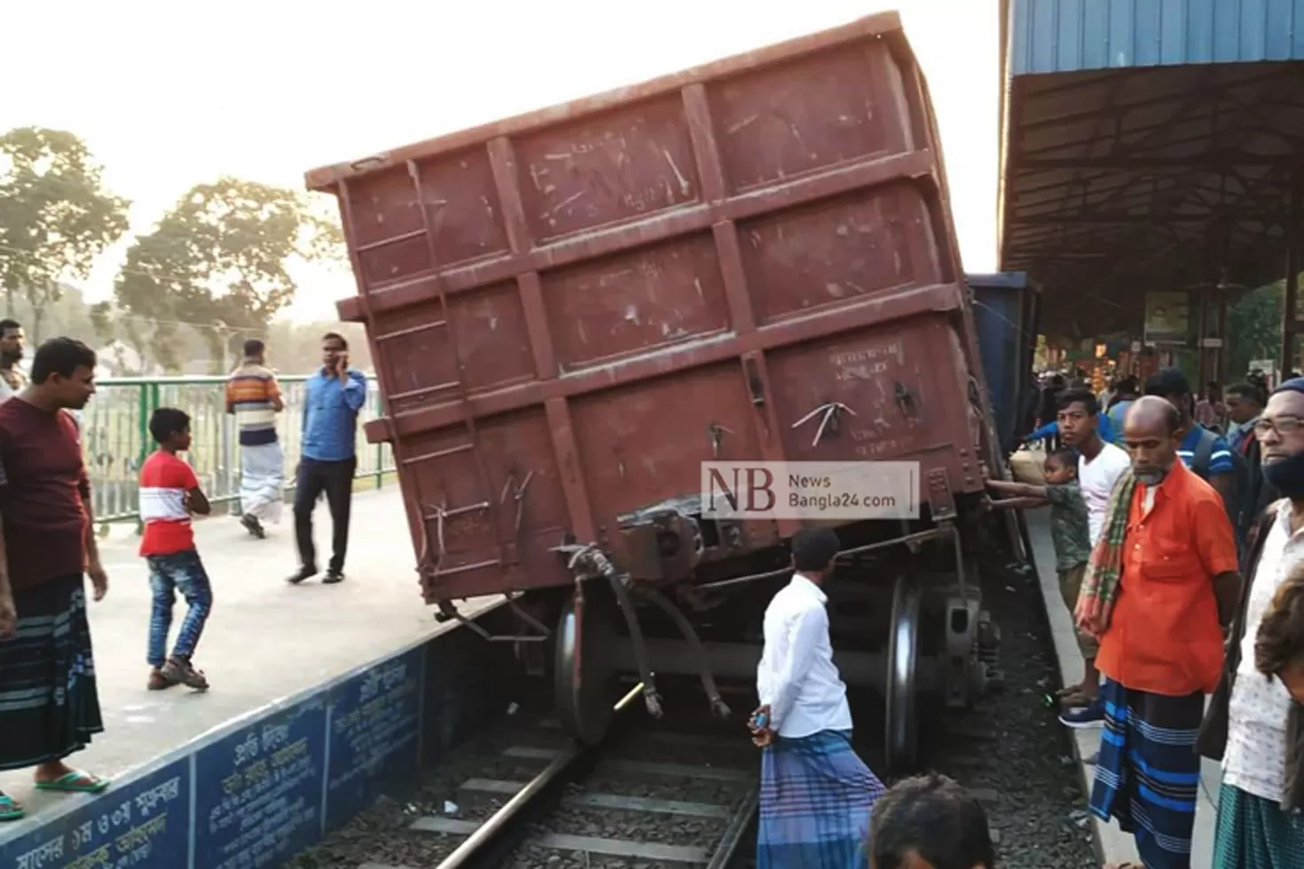 ট্রেন লাইনচ্যুত, ঢাকার সঙ্গে উত্তরের রেল বন্ধ