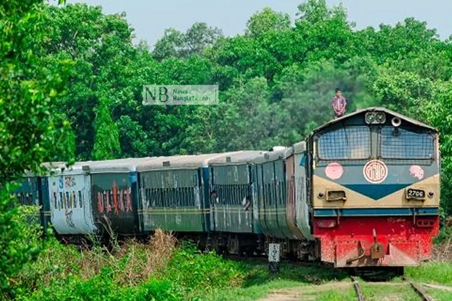 শাটলে কাটা পড়ল নারীর দুই পা