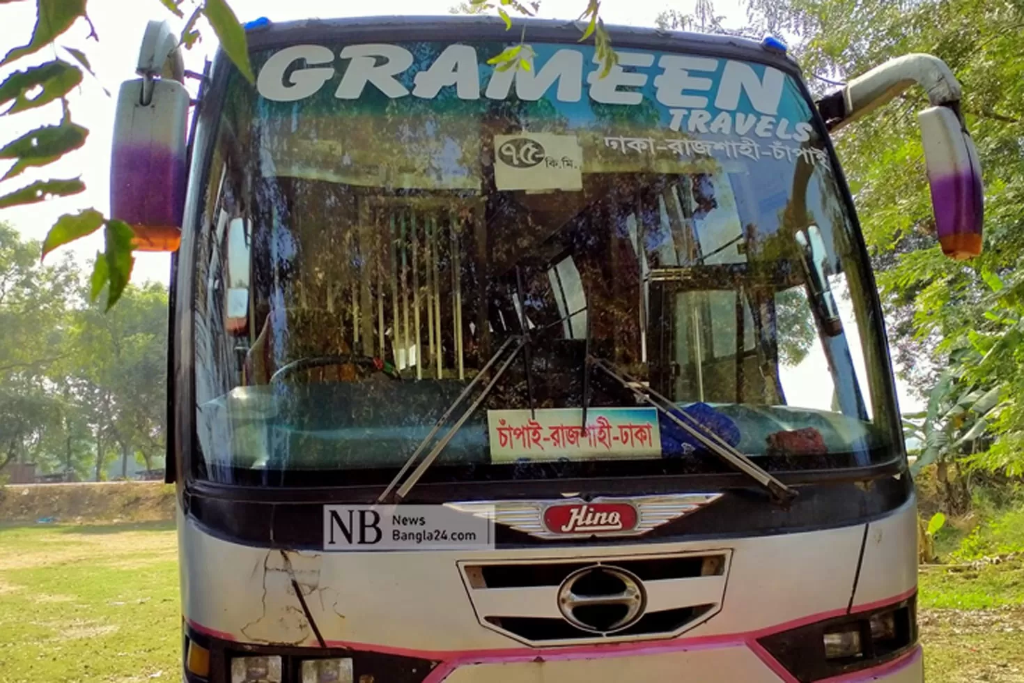 মায়ের হাত ছেড়ে রাস্তায়, বাস কেড়ে নিল প্রাণ