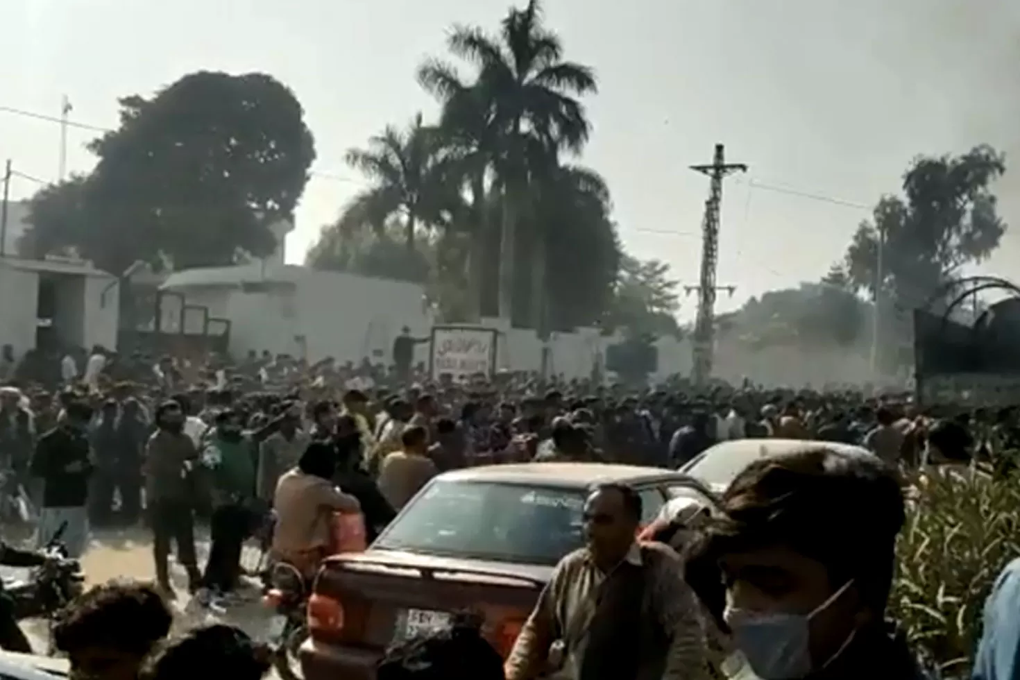 পাকিস্তানে ধর্ম অবমাননার অভিযোগে শ্রীলঙ্কানকে পুড়িয়ে হত্যা