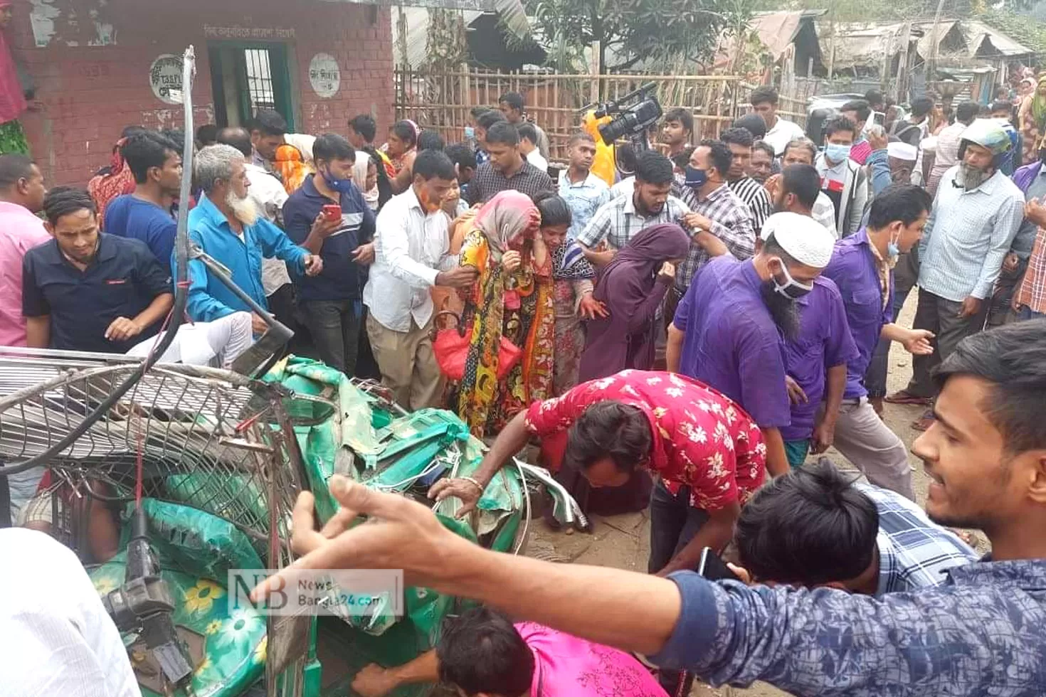 ডেমু ট্রেন-বাস-অটোরিকশা সংঘর্ষ, পুলিশসহ নিহত ৩
