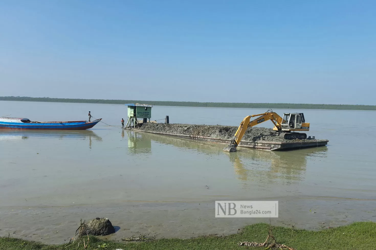 পন্টুনে এক্সকাভেটর, চরের মাটি যাচ্ছে ইটভাটায়