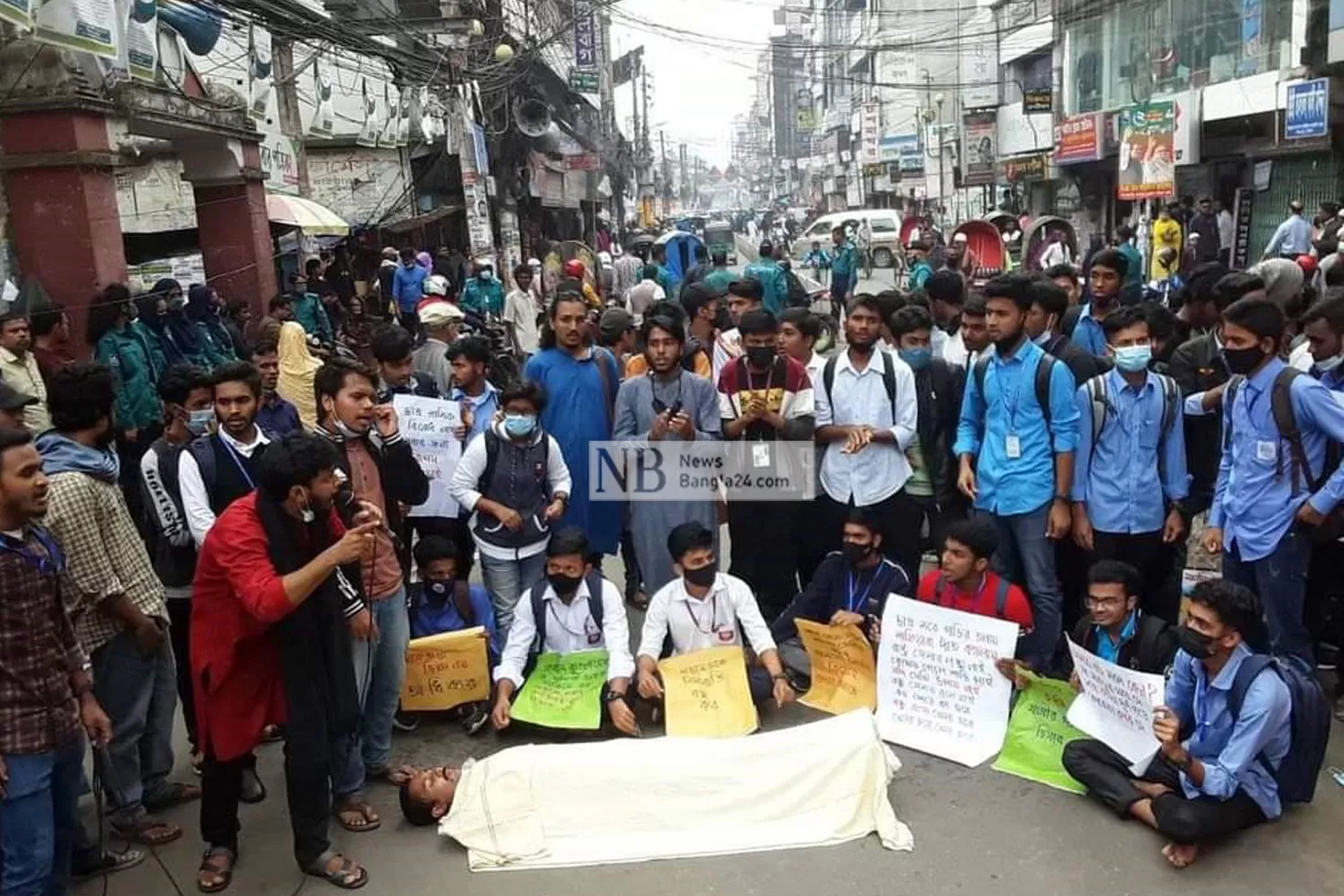 বরিশালে-সড়ক-অবরোধ-করে-শিক্ষার্থীদের-বিক্ষোভ