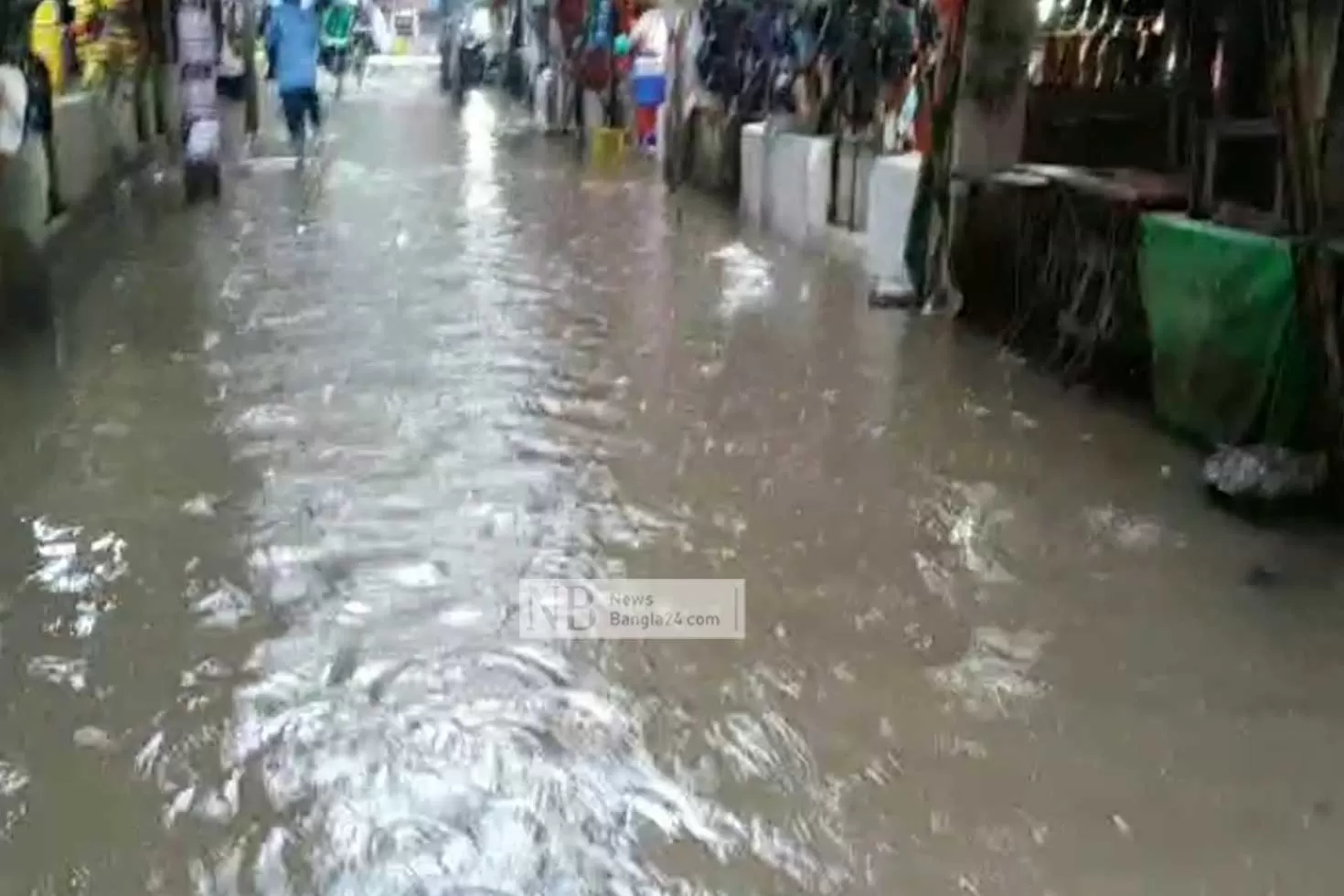 টানা বৃষ্টিতে বন্দরনগরীতে জলাবদ্ধতা