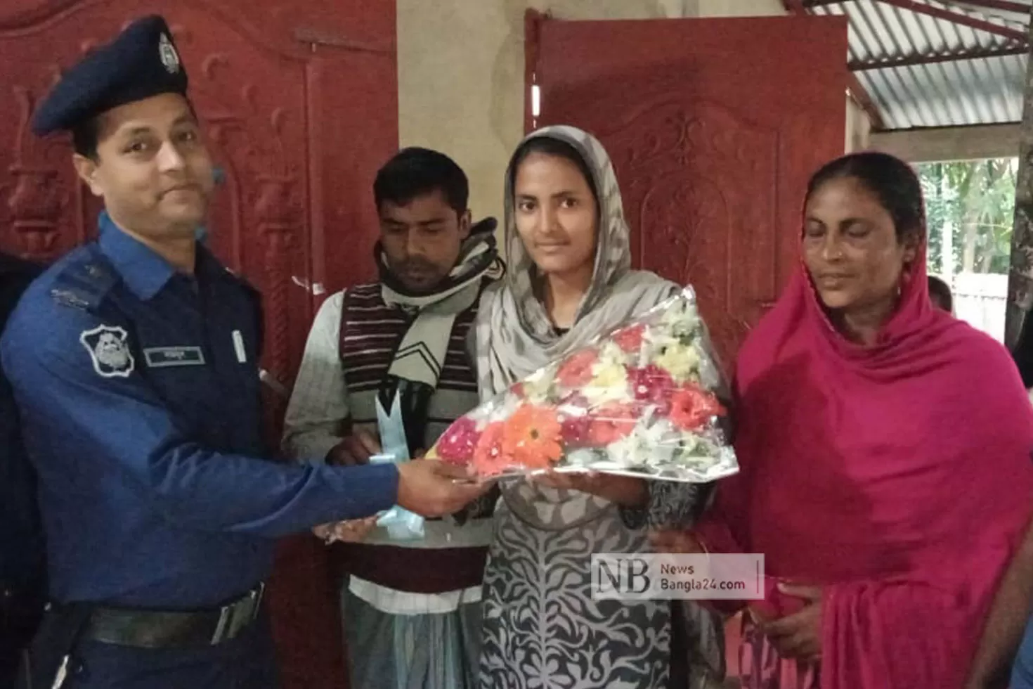 চাকরিপ্রার্থীর বাড়িতে ফুল নিয়ে হাজির পুলিশ