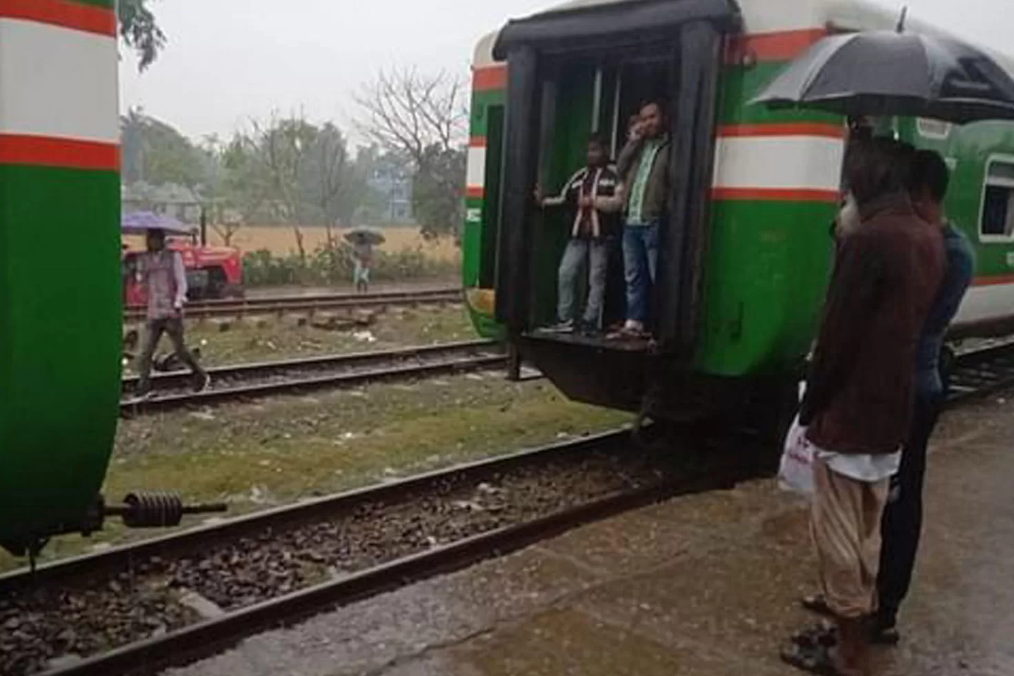 চলতে চলতে দুইভাগ ট্রেন