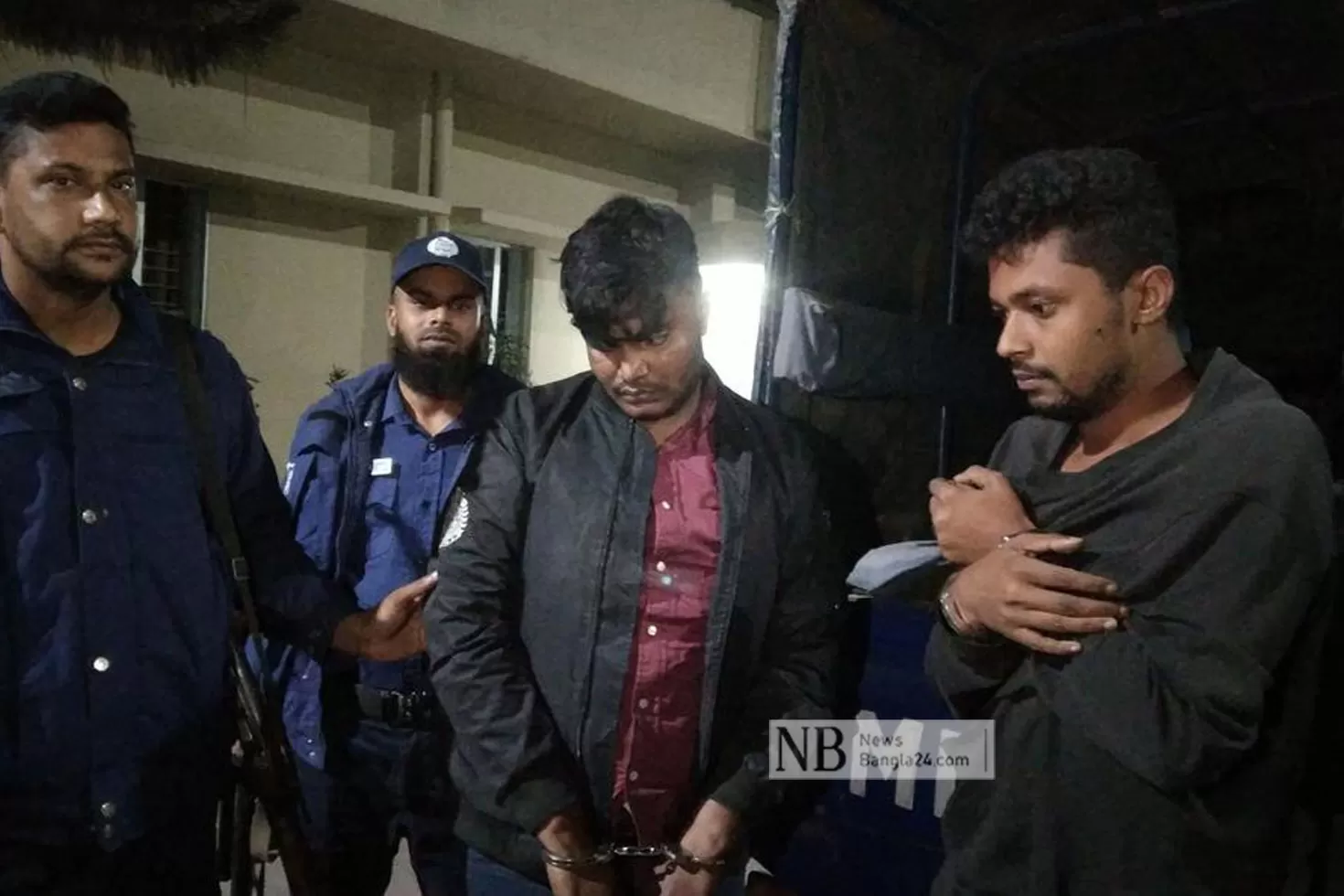 পুলিশ পরিচয়ে শিক্ষকের টাকা ছিনতাই, গ্রেপ্তার ২