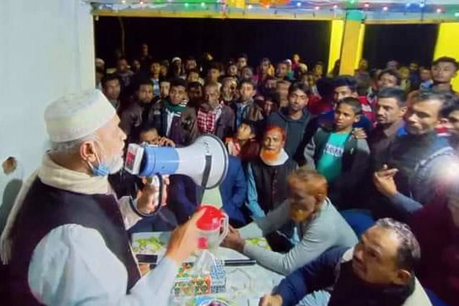 নৌকার প্রার্থীর কেন্দ্র দখলের হুমকিতে আতঙ্ক