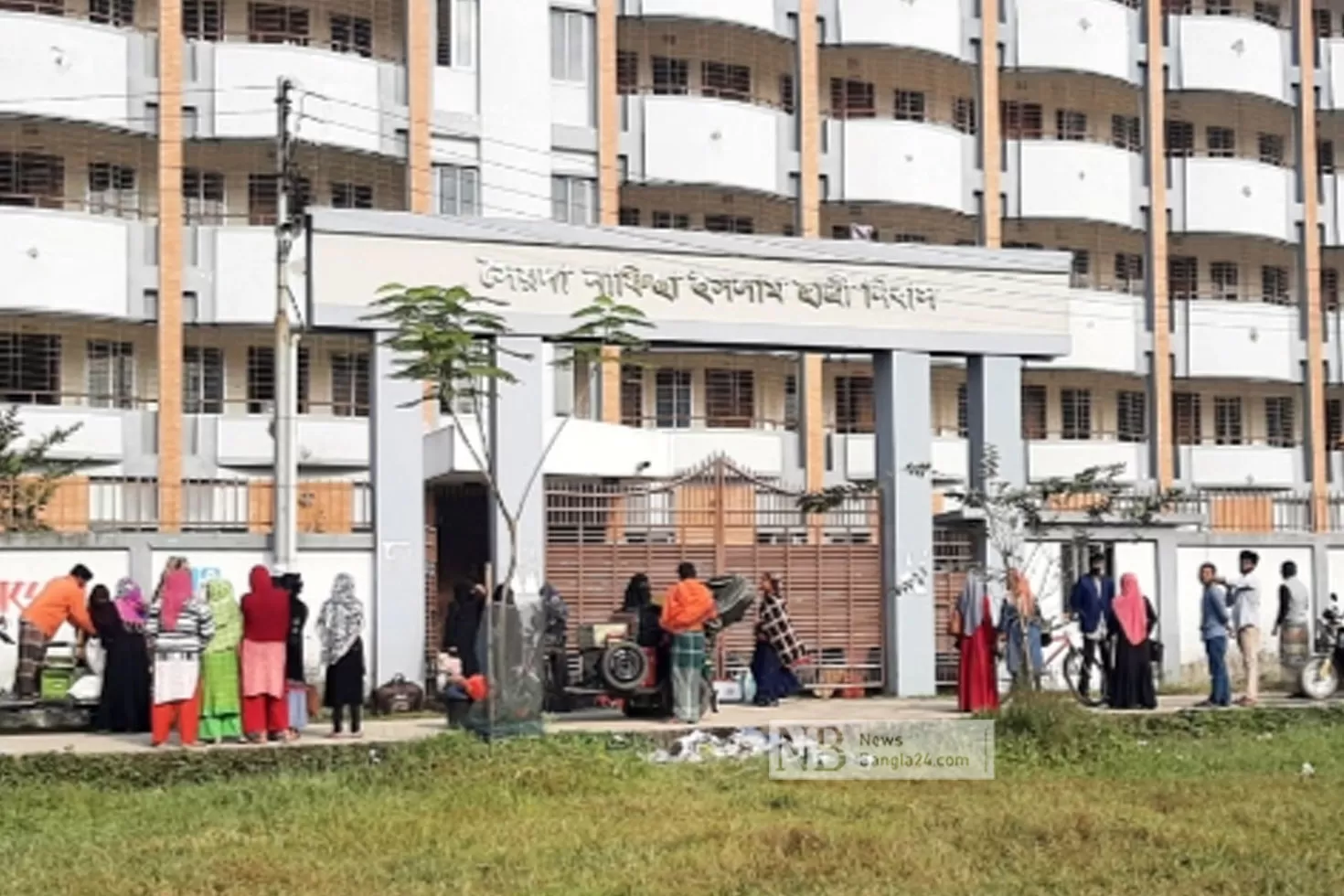 হলে ফিরছেন আনন্দ মোহনের শিক্ষার্থীরা