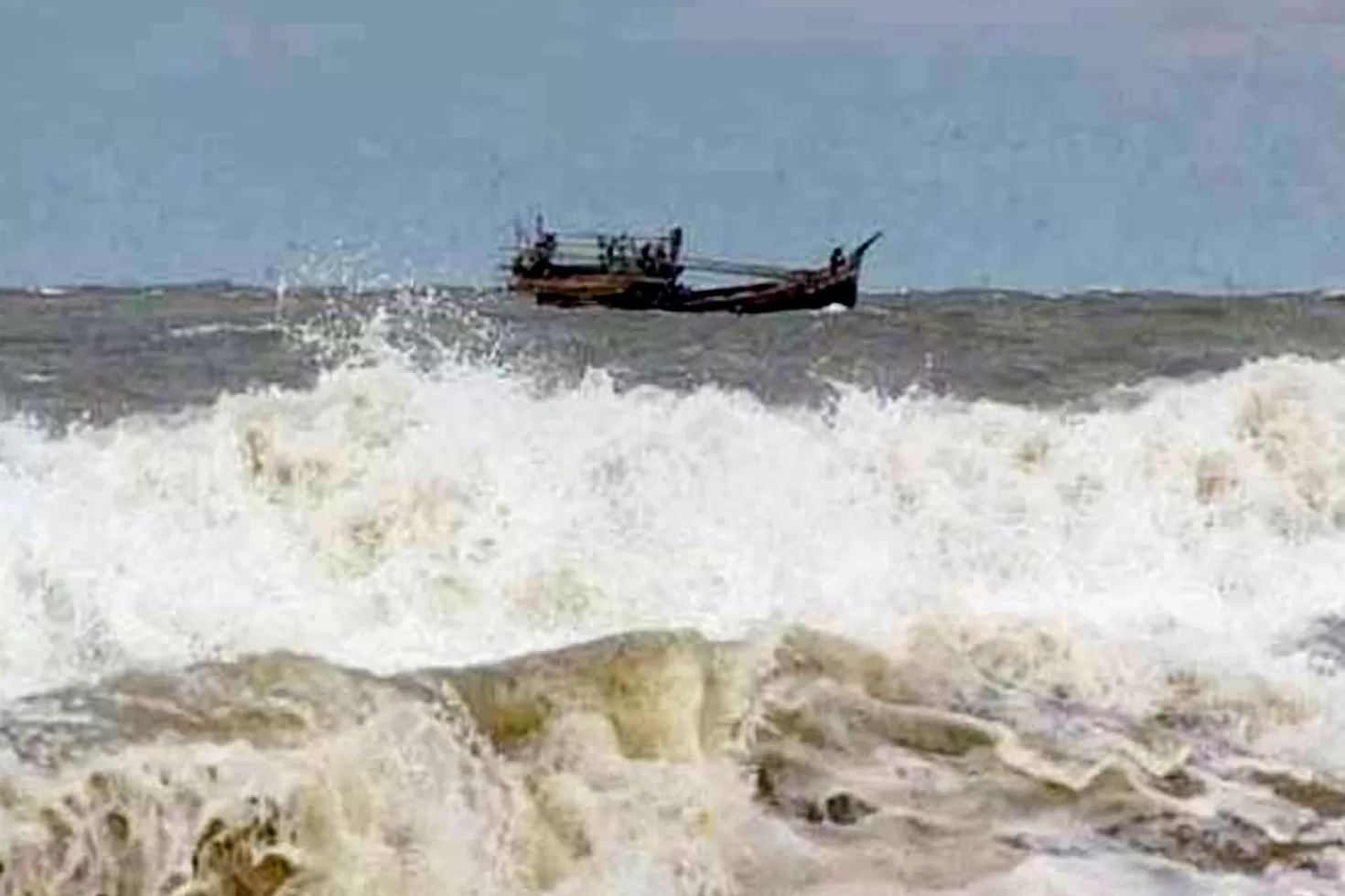 সাগরে ট্রলারডুবি: কাঠ ধরে ভাসতে থাকা জেলে উদ্ধার